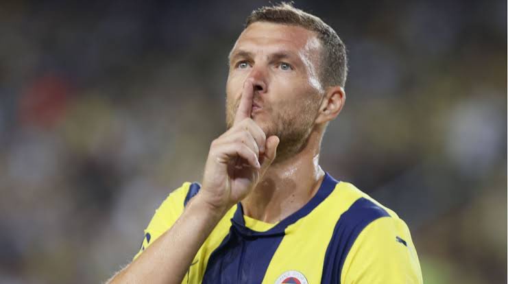 Çok şeyler konuştuk çok... Ben anlattım o dinledi... Küskünmüş bizlere... Kırgınmış... Ama yine de umudu varmış geleceğe dair... Gençlere selam söyledi...!