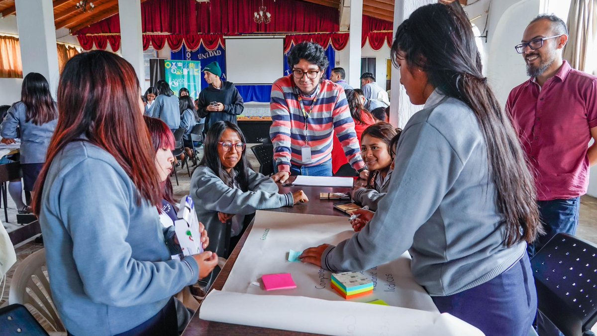 En la 🏫 Unidad Educativa Cayambe, se realizó el evento “Ciencia en territorio: educación para el desarrollo sostenible y cambio climático” en colaboración con <a href="/VVOBenEcuador/">VVOB en Ecuador</a>. 

🙌 Durante la jornada, trabajamos con docentes 🧑‍🏫 👩‍🏫 y estudiantes 👧🏽👦🏻, fomentando la inserción