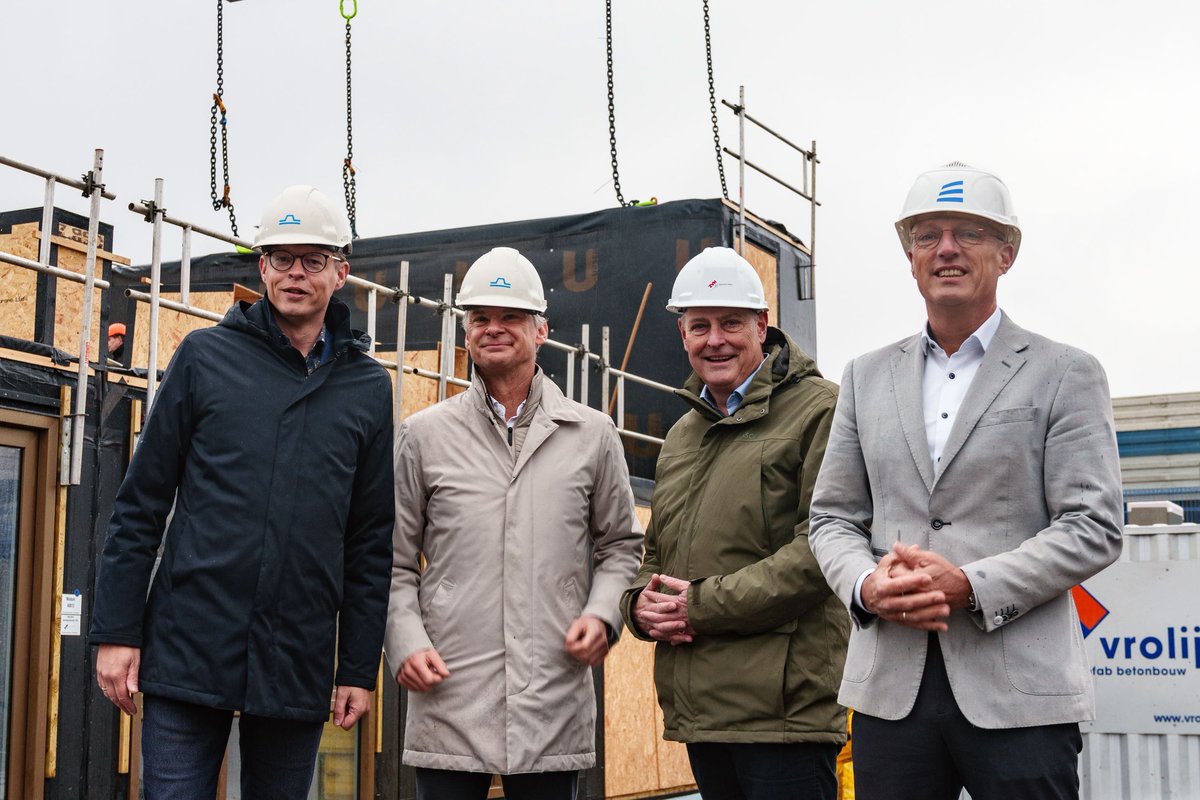 Zaanstad:

158 woningen in Zaandam Boerejonkerbuurt  gestart.

Wethouder Wessel Breunesse: "Met de bouw van Timbr voegen we 158 sociale- en andere huurwoningen toe aan Zaanstad, een broodnodige aanvulling gezien de woningnood.
👇
rtvzaanstreek.nl/zaanstad-nieuws

📷Zaanstad