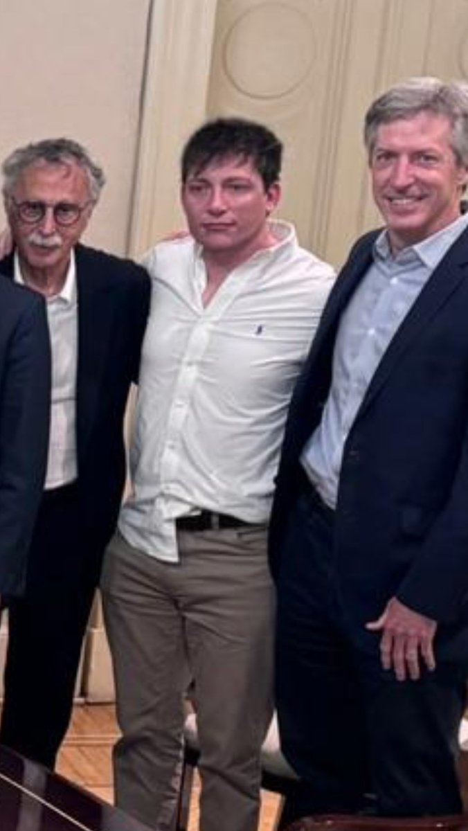 Cuando te sacas una foto con tus tios el 24 a la noche pero ya estás re quebrado