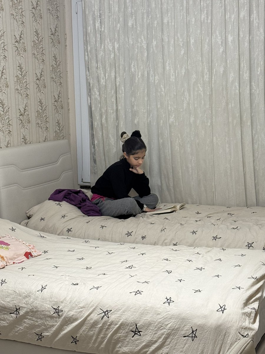 Ciddi ve tatlı bir duruş ile kitap nasıl okunur? 😅

Amcasının güzeli ✨