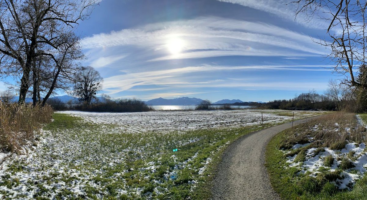 Vielleicht  schneit's ja morgen noch einmal. Aber dann ist wieder schönes Wetter  angesagt. Planen Sie einen Spaziergang am Chiemsee-Ufer ein. Hier ein  Vorgeschmack!