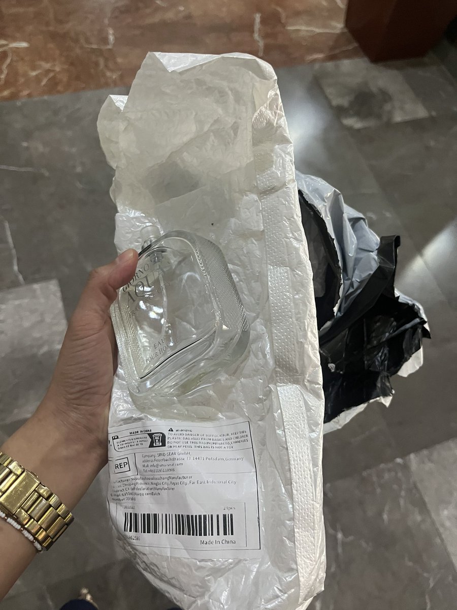 lop_berry's tweet photo. @imile_delivery  que terror de servicio, van dos veces que me roban. En una ocasión mi paquete estaba incompleto y esta vez se tomaron el tiempo de abrir el paquete, robarse lo que compre y metener una botella de perfume vacía.
@Profeco, help! https://t.co/mAl2UEPvG0