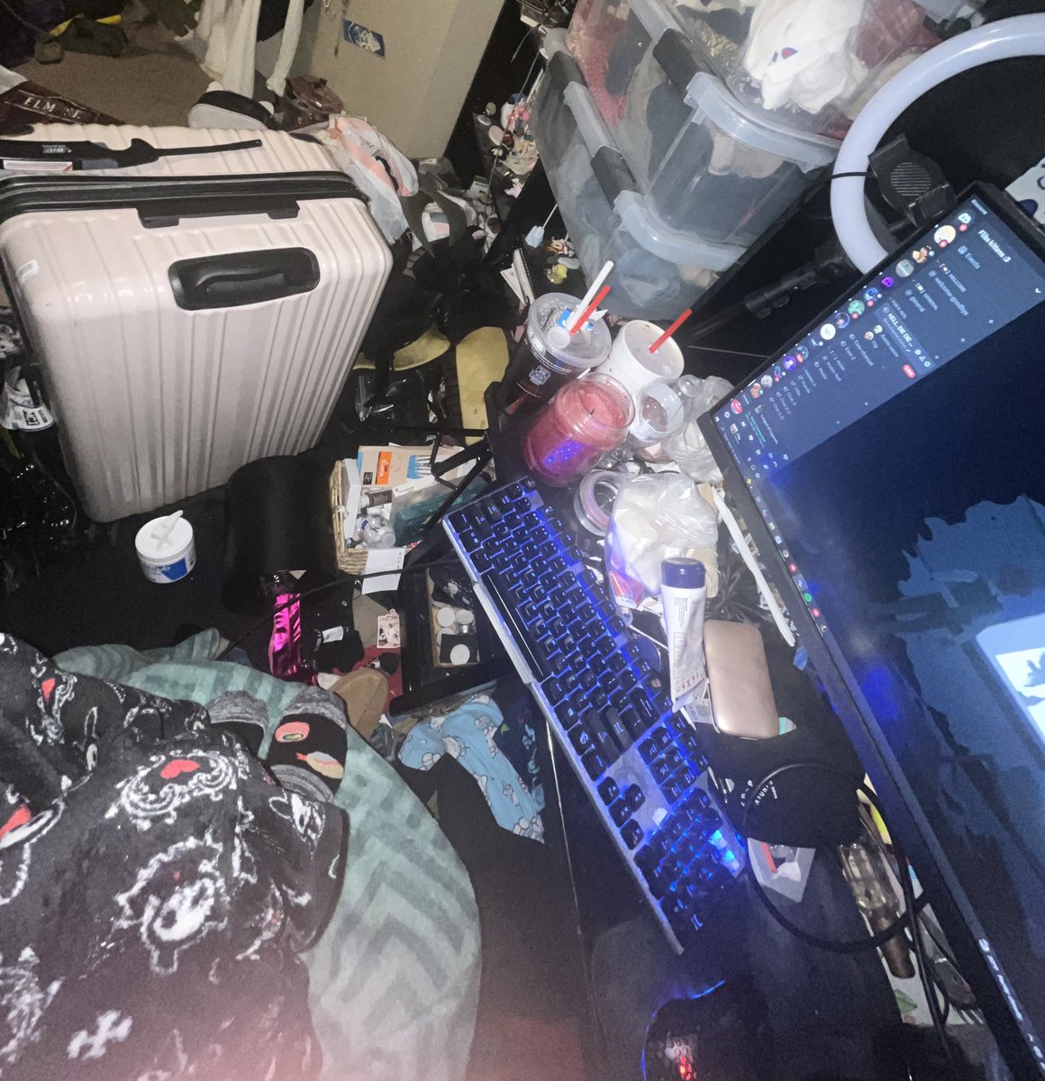 sushiflvredmilk's tweet image. Do guys even fw dirty ass girls anymore? Sigh