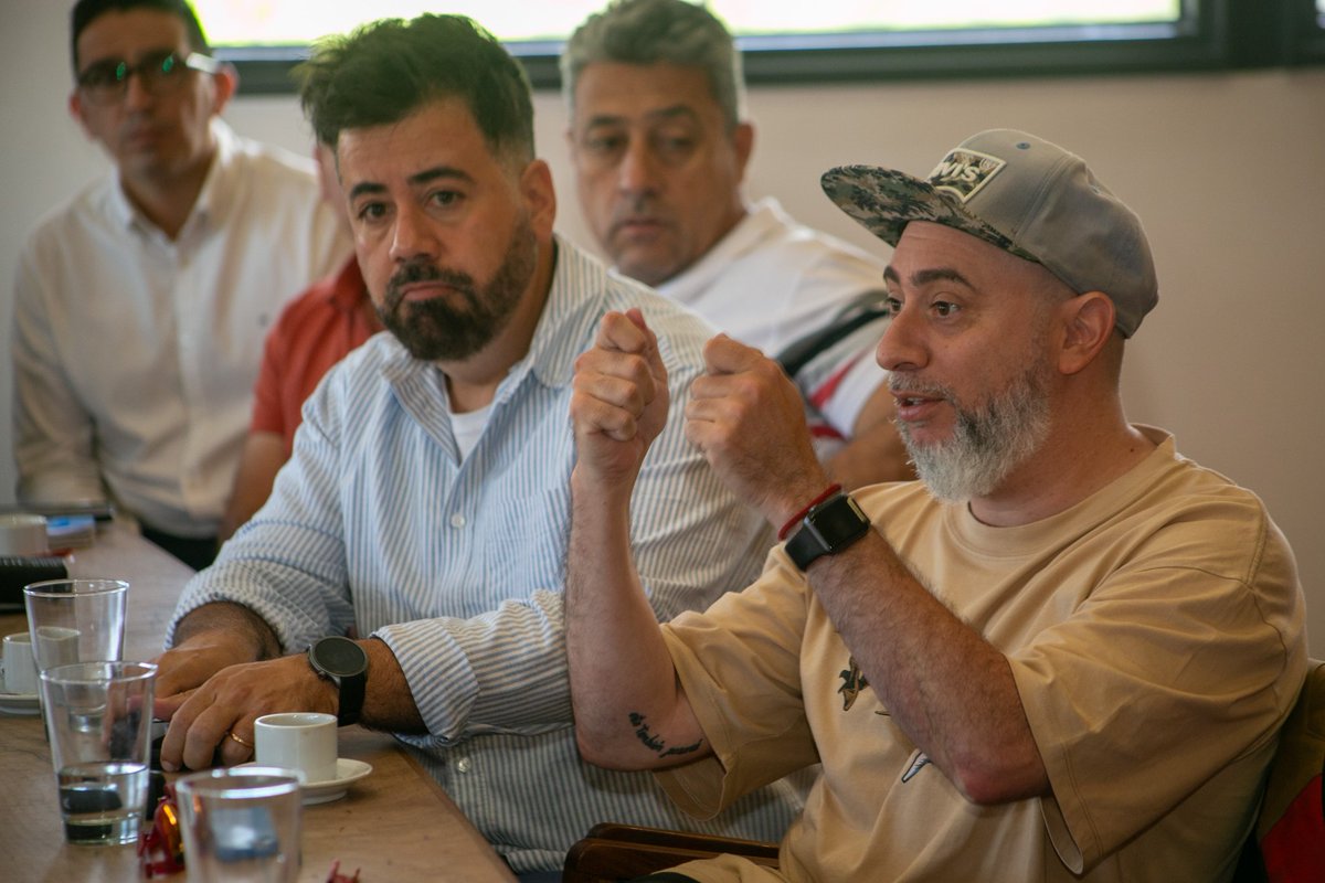 UlpianoSuarez's tweet photo. Junto al equipo municipal y del Ministerio de Seguridad y Justicia, recibí a referentes gastronómicos de calle Sarmiento de la @ciudaddemendoza. 

Semanas atrás nos plantearon su preocupación por diversas situaciones registradas en la zona y de inmediato nos pusimos a su disposición y a  trabajar en las soluciones.

Hoy hicimos un repaso de lo actuado y coincidimos en el impacto positivo del trabajo en equipo.

 También avanzamos en diversas cuestiones relevantes para el sector, como la pronta implementación del Sistema de Estacionamiento Digital, el refuerzo de presencia policial y de preventores para la prevención del delito, los operativos a realizar en conjunto con el gobierno provincial para abordar la presencia de menores y el ejercicio de la mendicidad, y los controles para evitar la venta ambulante, entre otros.

Y les trasmití una muy buena noticia: se viene una obra de intervención urbanística integral para calle Sarmiento entre Chile y Belgrano, con recursos 100% municipales y que contribuirá a seguir posicionando a este eje como uno de los polos gastronómicos más importantes del país y de la región.

Siempre es muy bueno escuchar a los vecinos, en este caso a los empresarios gastronómicos, que con sus sugerencias, aportes y obviamente  también reclamos, nos ayudan a tomar mejores decisiones y gestionar de manera más eficiente.