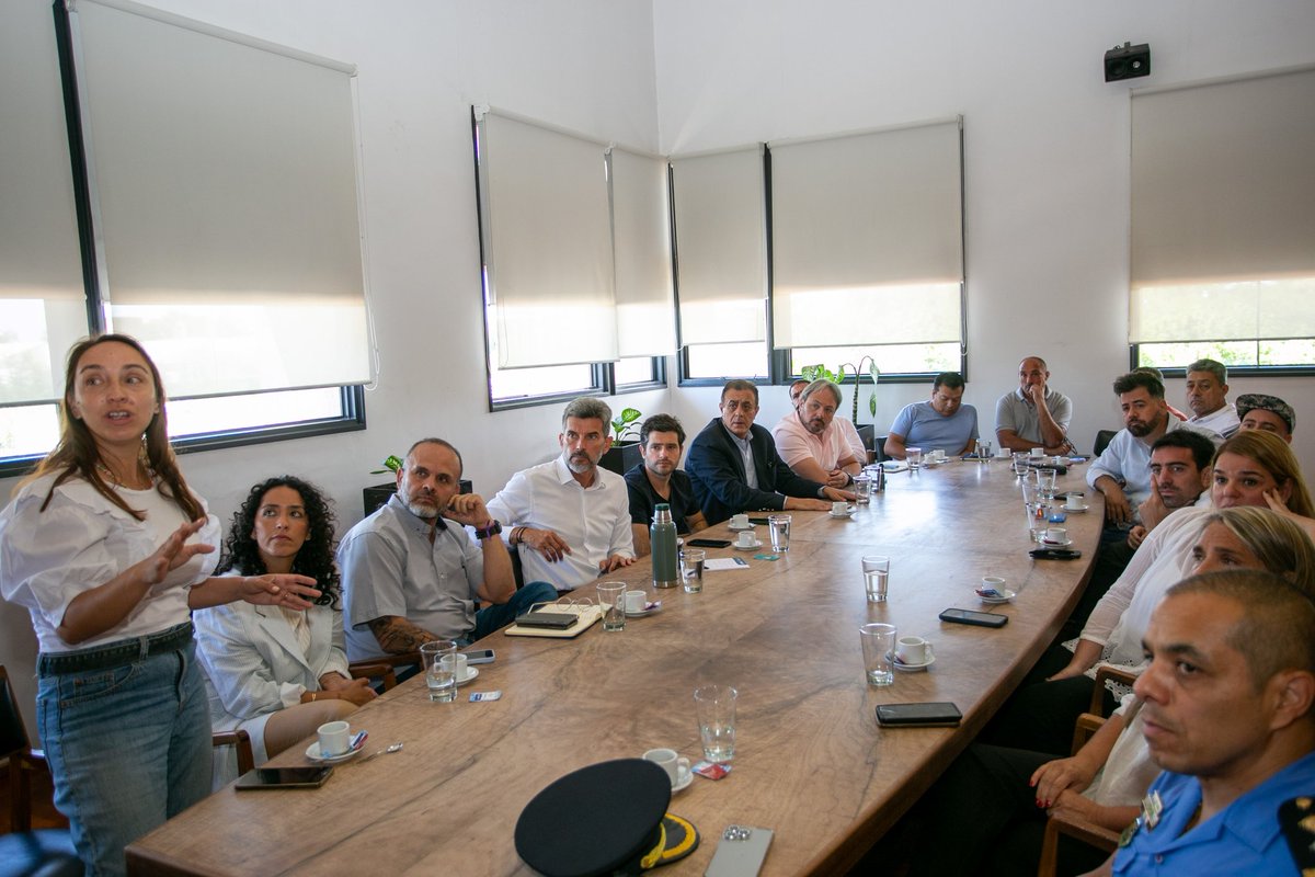 UlpianoSuarez's tweet photo. Junto al equipo municipal y del Ministerio de Seguridad y Justicia, recibí a referentes gastronómicos de calle Sarmiento de la @ciudaddemendoza. 

Semanas atrás nos plantearon su preocupación por diversas situaciones registradas en la zona y de inmediato nos pusimos a su disposición y a  trabajar en las soluciones.

Hoy hicimos un repaso de lo actuado y coincidimos en el impacto positivo del trabajo en equipo.

 También avanzamos en diversas cuestiones relevantes para el sector, como la pronta implementación del Sistema de Estacionamiento Digital, el refuerzo de presencia policial y de preventores para la prevención del delito, los operativos a realizar en conjunto con el gobierno provincial para abordar la presencia de menores y el ejercicio de la mendicidad, y los controles para evitar la venta ambulante, entre otros.

Y les trasmití una muy buena noticia: se viene una obra de intervención urbanística integral para calle Sarmiento entre Chile y Belgrano, con recursos 100% municipales y que contribuirá a seguir posicionando a este eje como uno de los polos gastronómicos más importantes del país y de la región.

Siempre es muy bueno escuchar a los vecinos, en este caso a los empresarios gastronómicos, que con sus sugerencias, aportes y obviamente  también reclamos, nos ayudan a tomar mejores decisiones y gestionar de manera más eficiente.