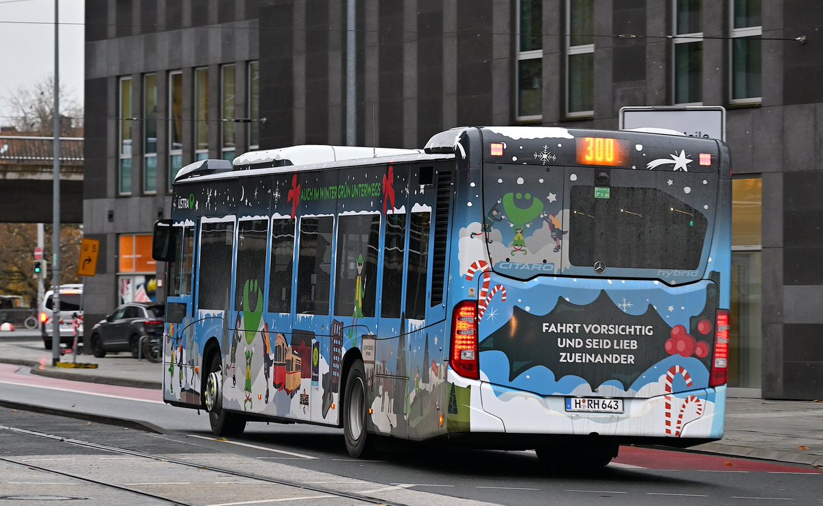 hannoverfotogr1's tweet photo. Seit letzter Woche fährt um Umland und in der Stadt #Hannover ein winterlich gestalteter Bus (RegioBus). Er verbreitet festliche Stimmung, wie man sieht. 

#regiobus #üstra #winter #Weihnachten #Niedersachsen https://t.co/uejMhVkfv0