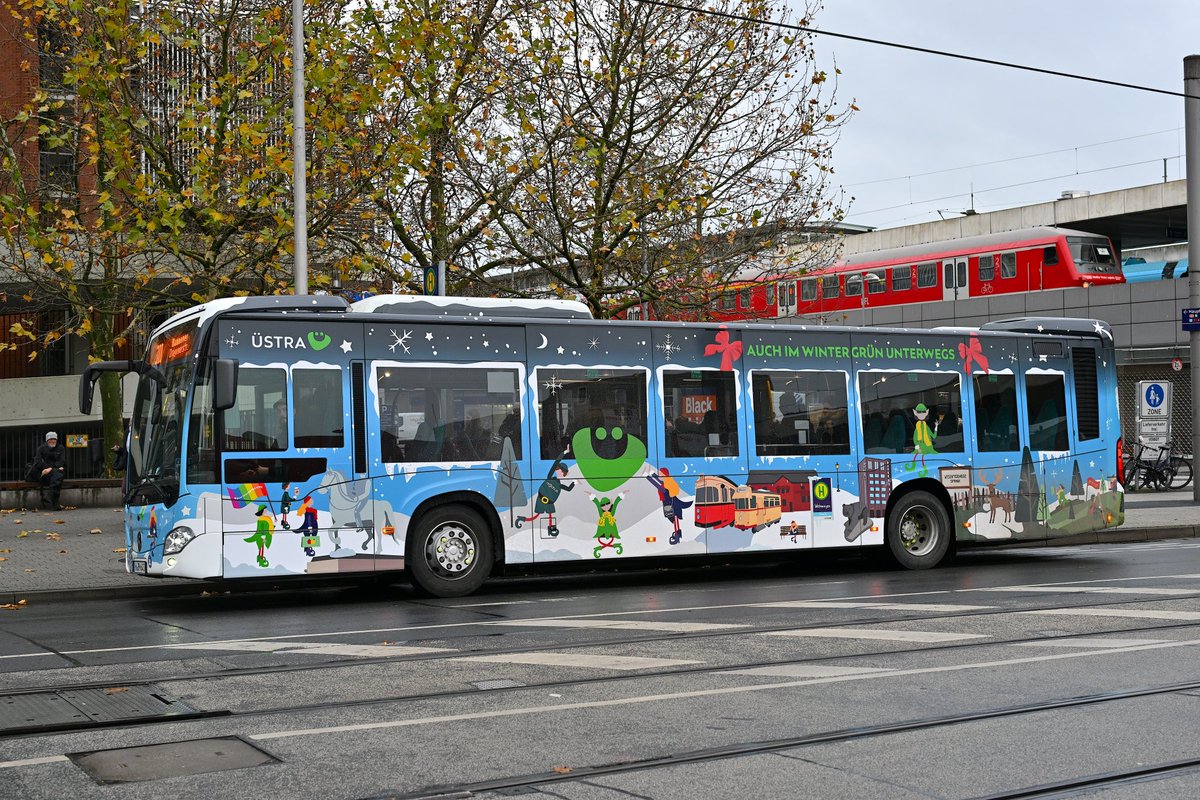 hannoverfotogr1's tweet photo. Seit letzter Woche fährt um Umland und in der Stadt #Hannover ein winterlich gestalteter Bus (RegioBus). Er verbreitet festliche Stimmung, wie man sieht. 

#regiobus #üstra #winter #Weihnachten #Niedersachsen https://t.co/uejMhVkfv0