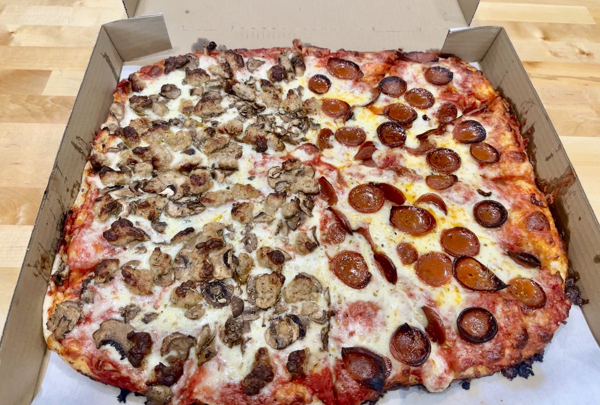 Have you had #Buffalo style #pizza? Find out about it with this detailed review with pics!

 mainlinepizzaquest.blogspot.com/2024/11/review…