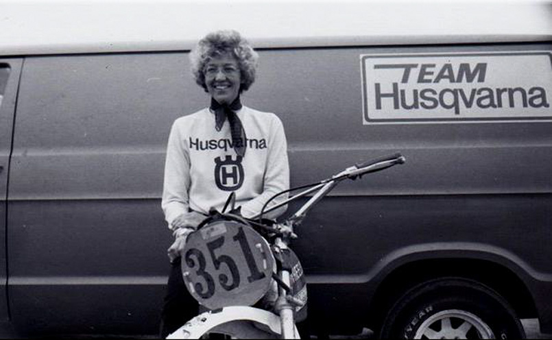Swinxy's tweet photo. Ha fallecido a los 87 años Mary McGee, que en 1960 se convirtió en la primera mujer estadounidense en competir en moto.

En 1968 fue la primera mujer en completar la Baja 1000.

También fue la primera mujer en correr tanto en velocidad como en MX en EEUU.

La primera persona y la única mujer en correr la Baja 500 en solitario.

En 2018 entró al Hall of Fame del AMA.