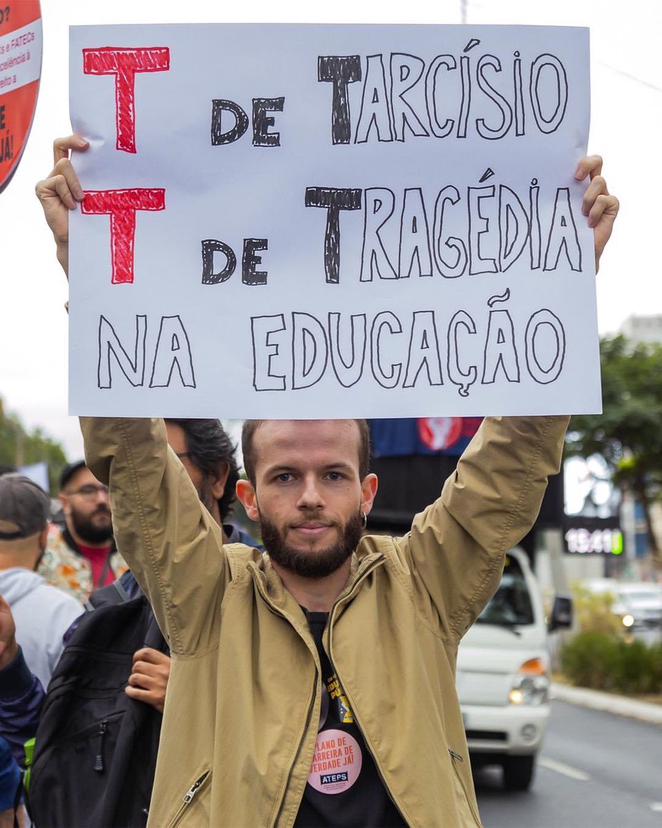 carlosgiannazi's tweet photo. Na gestão Tarcísio, a educação tem enfrentado ataques nunca antes vistos. Agora, conseguiu dar a sua “cartada final” com o apoio de sua base de deputados, aprovando na Alesp a #PEC9 que reduz de 30% para 25% o orçamento da educação do estado de SP. Um retrocesso histórico! https://t.co/AEazeKWWuA