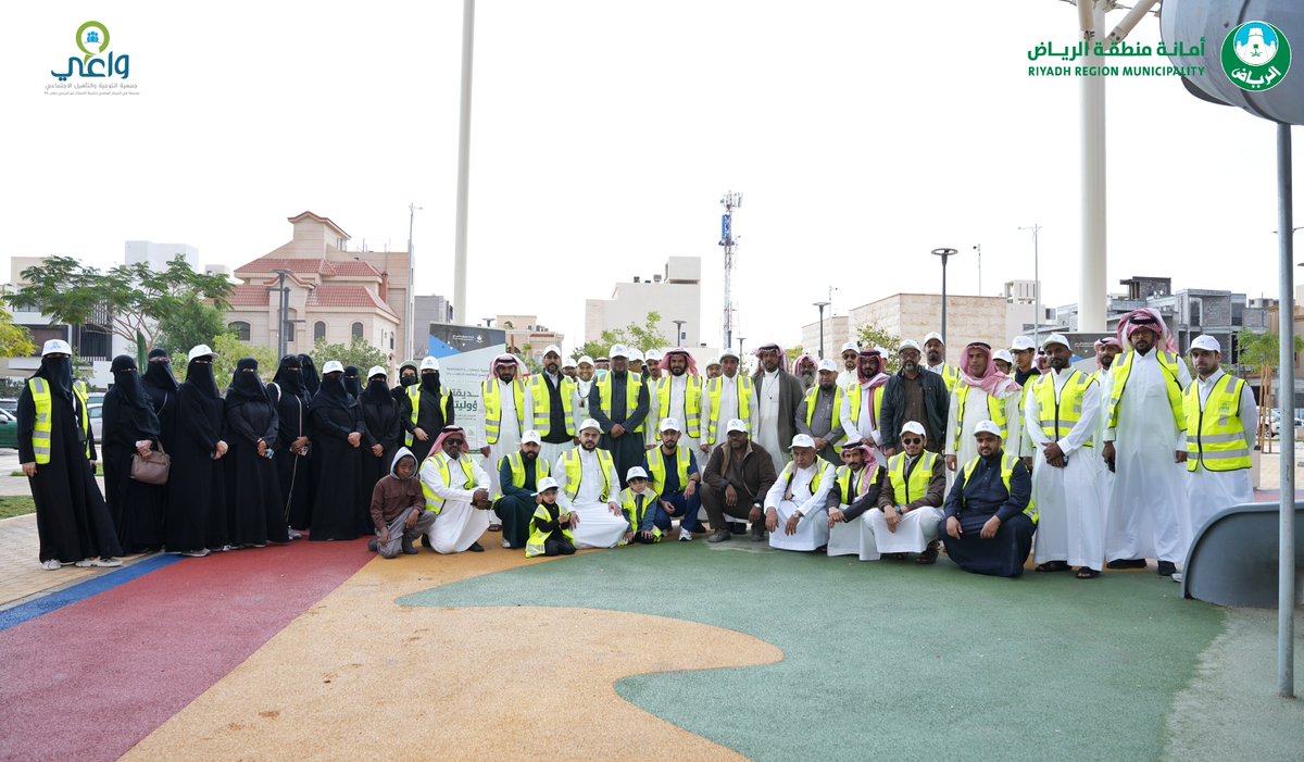 wa3iSA's tweet photo. تعزيزاً للمشاركة المجتمعية وتحسين المشهد الحضري شاركت جمعية #واعي وبالتعاون مع أمانة منطقة الرياض وبمشاركة مكتب تعليم شمال الرياض وتزامناً مع قرب انطلاق #كوب16_الرياض حيث أقيمت فعالية (حديقتي مسؤوليتي) لتشجير الحدائق في مدينة الرياض وتم التجمع في حديقة الأثير بحي النرجس ؛ حضر اللقاء المدير التنفيذي للجمعية الأستاذ عبدالعزيز بن عبدالله الرويغ وعدداً من متطوعي ومتطوعات الجمعية وسكان الحي وعدد من المدارس ومسؤولي الجهات المشاركة .
وتهدف الفعالية إلى : 
- التثقيف البيئي لأفراد المجتمع
- ⁠تحسين المشهد الحضري من خلال التشجير
- ⁠نشر ثقافة المحافظة على الممتلكات العامة.

#واعي
#أرضنا_مستقبلنا