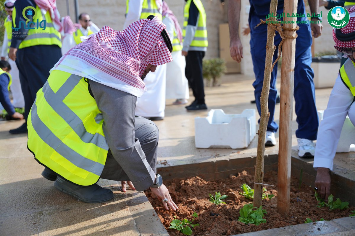 wa3iSA's tweet photo. تعزيزاً للمشاركة المجتمعية وتحسين المشهد الحضري شاركت جمعية #واعي وبالتعاون مع أمانة منطقة الرياض وبمشاركة مكتب تعليم شمال الرياض وتزامناً مع قرب انطلاق #كوب16_الرياض حيث أقيمت فعالية (حديقتي مسؤوليتي) لتشجير الحدائق في مدينة الرياض وتم التجمع في حديقة الأثير بحي النرجس ؛ حضر اللقاء المدير التنفيذي للجمعية الأستاذ عبدالعزيز بن عبدالله الرويغ وعدداً من متطوعي ومتطوعات الجمعية وسكان الحي وعدد من المدارس ومسؤولي الجهات المشاركة .
وتهدف الفعالية إلى : 
- التثقيف البيئي لأفراد المجتمع
- ⁠تحسين المشهد الحضري من خلال التشجير
- ⁠نشر ثقافة المحافظة على الممتلكات العامة.

#واعي
#أرضنا_مستقبلنا