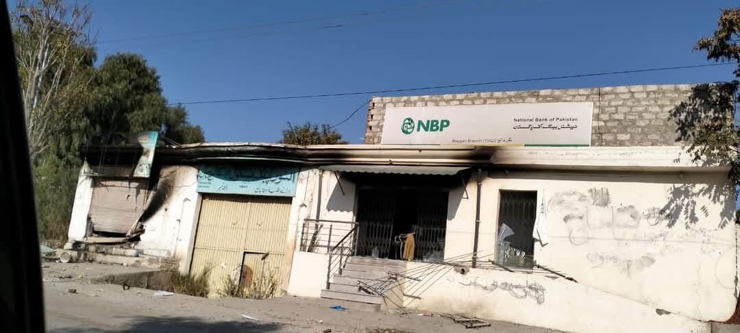 بگن ضلع کرم میں اہل تشیع زینبیون تنظیم کے      دہشتگردوں نےپہلے بینک کو لوٹا پھر نذر آتش  #savesunnivillagesinkurrum کردیا