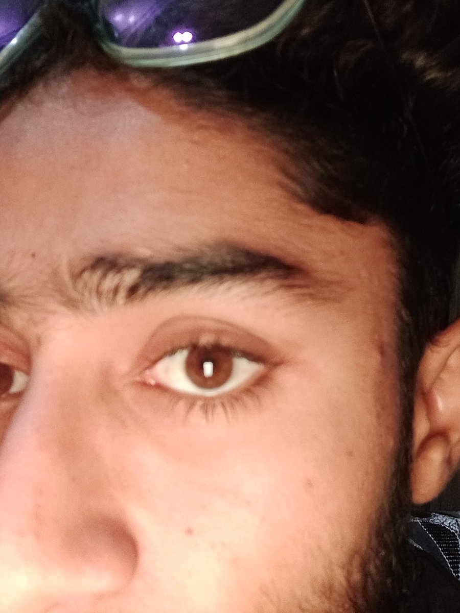 UditRoy_'s tweet photo. उदयपुर के देबारी ओर खेमली के बीच हुई पत्थरबाजी से रेलवे का नुकसान तो हुआ ही साथ ही कांच के कुछ पाउडर जैसे पीस यात्रियों  आंखों में उड़ गए । https://t.co/UXkfJhXGpq