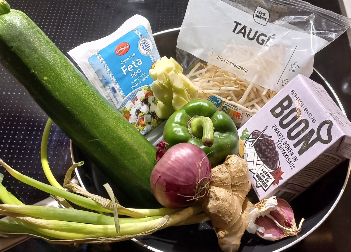 Kris10aaa's tweet photo. Vandaag #kokenmetrestjes aangevuld uit voorraadkast
Is ook #budgetkoken
Dit heb ik 👇🏼
En dat wordt een lekkere bonenschotel met rijst

Kan je zelf niks verzinnen, voer dan een ingrediënten lijst in in ChatGTP en je krijgt een kant en klaar recept

Eet smakelijk
#koken #kooktip https://t.co/QapJJON3iC