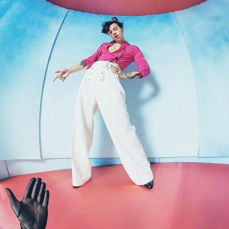 hrrylunaa's tweet photo. the pose                   the album cover https://t.co/D6BRMnQot6