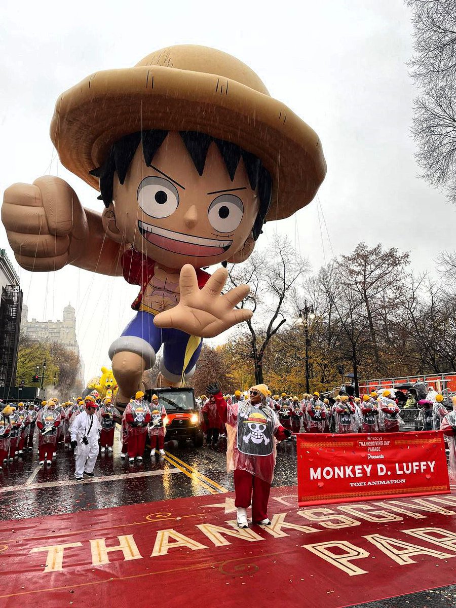 AnimetrendsLA's tweet photo. Gokú y Luffy juntos en el desfile de Acción de Gracias en Nueva York. ✨

#DragonBall #ONEPIECE https://t.co/s14TufybE8