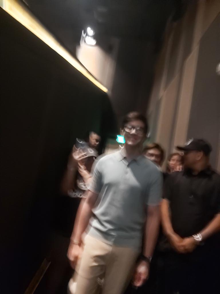 mommyei0316's tweet photo. Wala na bang mas lalabo pa dyan? Kaya di ako gano nagkukukuha ng pics eh. πππ
@aldenrichards02
#HLAxFFABlockScreening
#HelloLoveAgain
#ALDENRichards https://t.co/owgSJIICWt