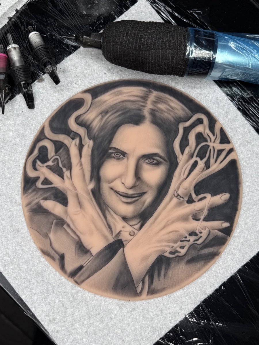 Rach_Jackson's tweet photo. Finished off this portrait of Agatha Harkness. Tattooed on fake skin 👌

Because this silly sapphic witch is taking over my life and I’m completely ok with it😍😍

#AgathaAllAlong #agathario #downthewitchesroad https://t.co/PIvuHW5LP0