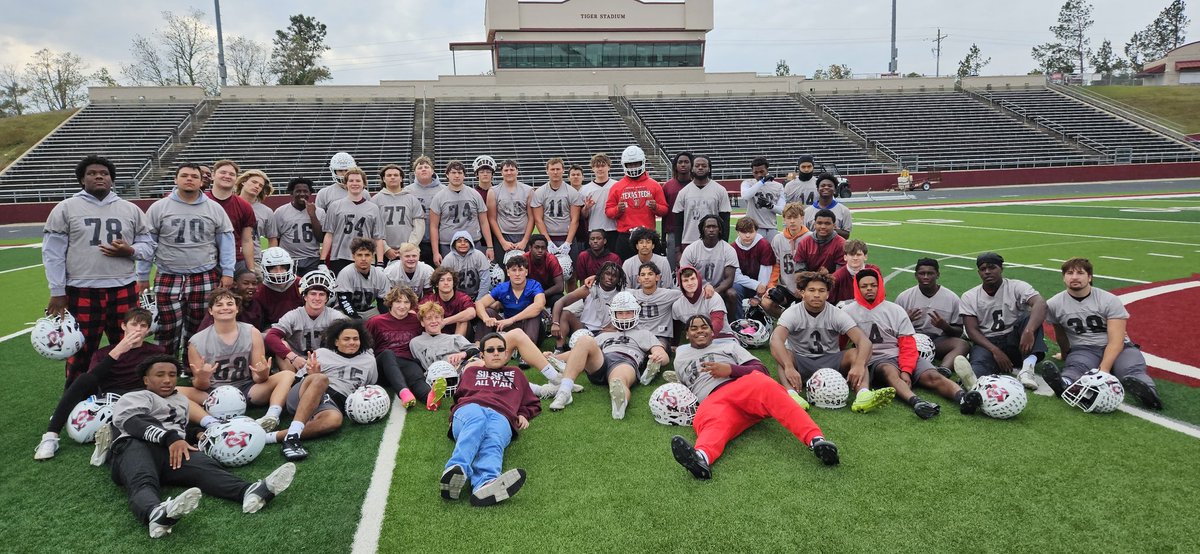 CoachSmith1234's tweet photo. Happy Thanksgiving! From Silsbee Tiger Football! #Tigernation https://t.co/9P6shbUq9Y