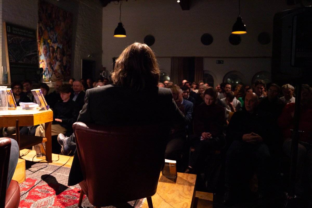 Dr. Jeroen W.P. Wijnendaele (@_dragases_) on Twitter photo Gisteren was de lancering van mijn <a href="/ErtsbergB/">Ertsberg uitgeverij</a> boek 'De wereld van Clovis'. Het was een onvoorstelbaar hartverwarmde avond met een tot de nok gevulde Machariusherberg. Quasi alle examplaren zijn verkocht. Dank aan iedereen die dit mogelijk maakte (<a href="/MedievalUGent/">Medieval Studies</a>) en er bij was. Gisteren was de lancering van mijn <a href="/ErtsbergB/">Ertsberg uitgeverij</a> boek 'De wereld van Clovis'. Het was een onvoorstelbaar hartverwarmde avond met een tot de nok gevulde Machariusherberg. Quasi alle examplaren zijn verkocht. Dank aan iedereen die dit mogelijk maakte (<a href="/MedievalUGent/">Medieval Studies</a>) en er bij was.