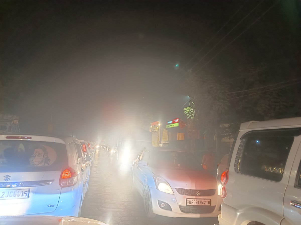 news24bharatup's tweet image. जौनपुर

होटल रिवर ब्लू के सामने रोड पर दो पक्षों में मारपीट

मारपीट के कारण लगा भीषण जाम

किसी बात को लेकर दो पक्षों में हुआ विवाद

जौनपुर के कोतवाली नगर का मामला

#janupur 
@jaunpurpolice 
@Uppolice 
@IgRangeVaranasi 
@adgzonevaranasi