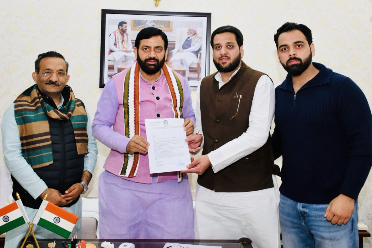 हरियाणा मुख्यमंत्री आदरणीय नैब सिंह सैनी जी से शिष्टाचार मुलाकात कर अपने वार्ड की समस्याओं जैसे डंपिंग ग्राउंड, पीने के पानी की समस्या, आवारा पशुओं की समस्या वह अन्य समस्याओं से अवगत किया वह शीघ्र  इन समस्याओं का समाधान करने का निवेदन किया गया।
अक्षय चौधरी 
पार्षद पंचकुला