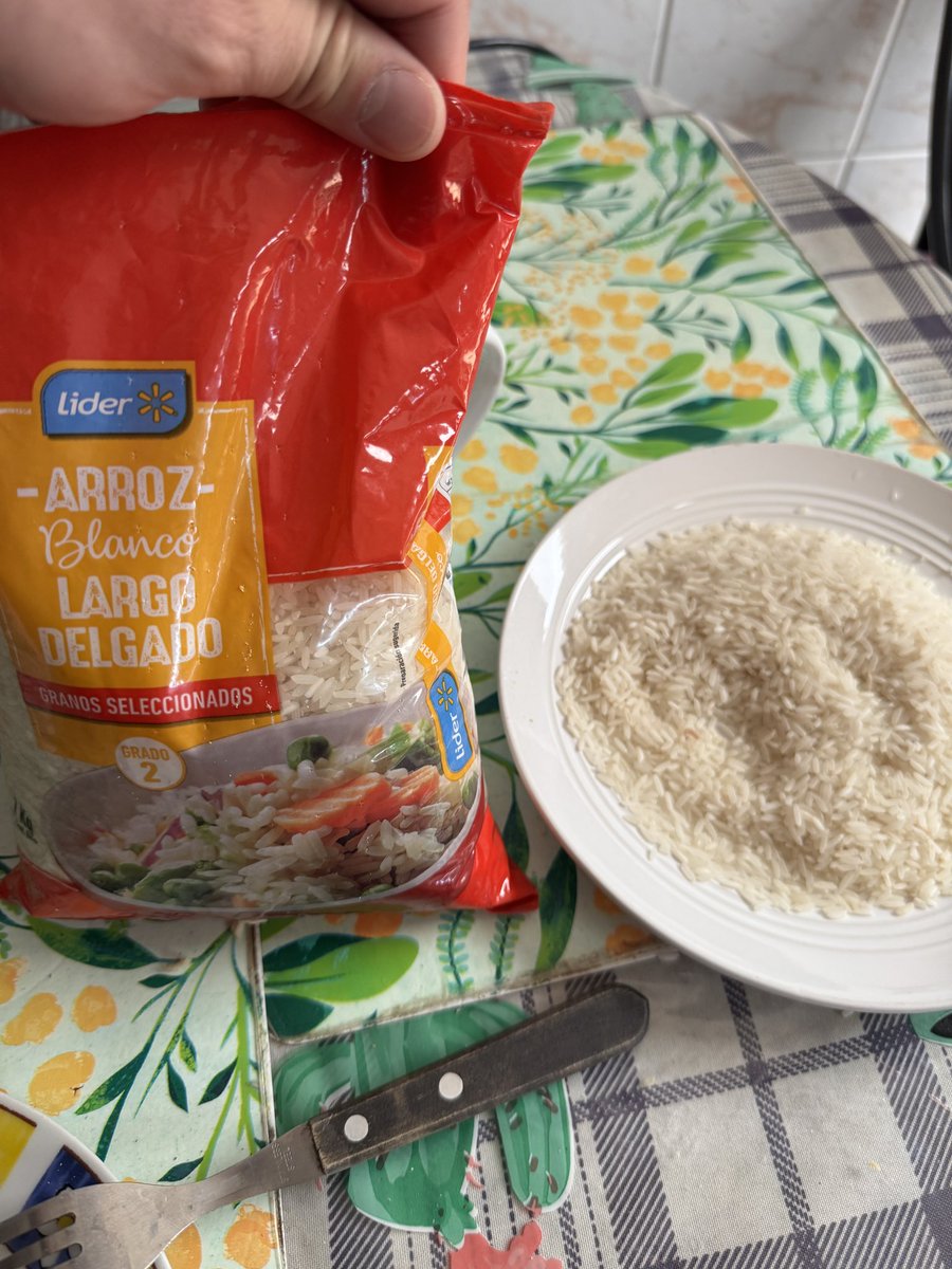 Krustituto's tweet photo. Ojo con lo que venden @LIDERcl ! El arroz viene con gusanos! 
Pa mas remate, en el call center se cagan de la risa y que solo pueden devolver el dinero. Por ultimo un “vamos a revisar, disculpe” o alguna wea que demuestre un poco de preocupación. https://t.co/sB1sQls7hh