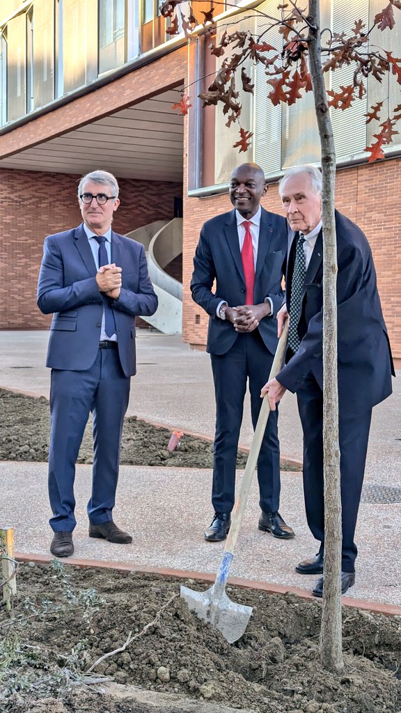 École de droit de Toulouse (@ecoledroittlse) on Twitter photo ✨⚖️ La @Fac_droit_tlse a l'immense honneur de remettre ce soir le titre de Docteur #HonorisCausa en #Droit de l'<a href="/UTCapitole/">Université Toulouse Capitole</a> à M. Dieter Grimm, éminent juriste, ancien juge à la Cour constitutionnelle fédérale allemande et Pr émérite de droit à l'Université Humboldt de Berlin. ✨⚖️ La @Fac_droit_tlse a l'immense honneur de remettre ce soir le titre de Docteur #HonorisCausa en #Droit de l'<a href="/UTCapitole/">Université Toulouse Capitole</a> à M. Dieter Grimm, éminent juriste, ancien juge à la Cour constitutionnelle fédérale allemande et Pr émérite de droit à l'Université Humboldt de Berlin.