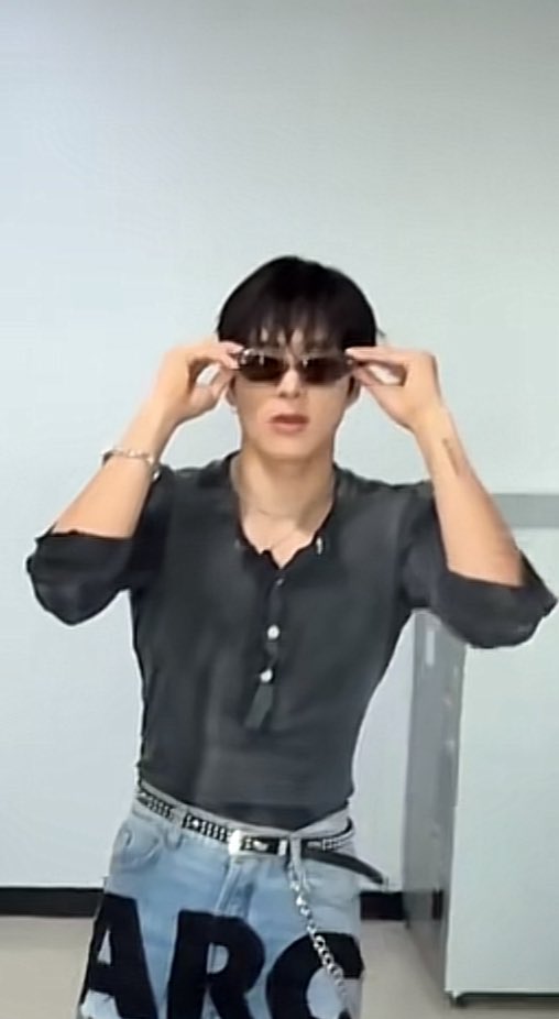 KaneUpdate's tweet photo. someone help me find this shirt https://t.co/dPVgCyrqAi