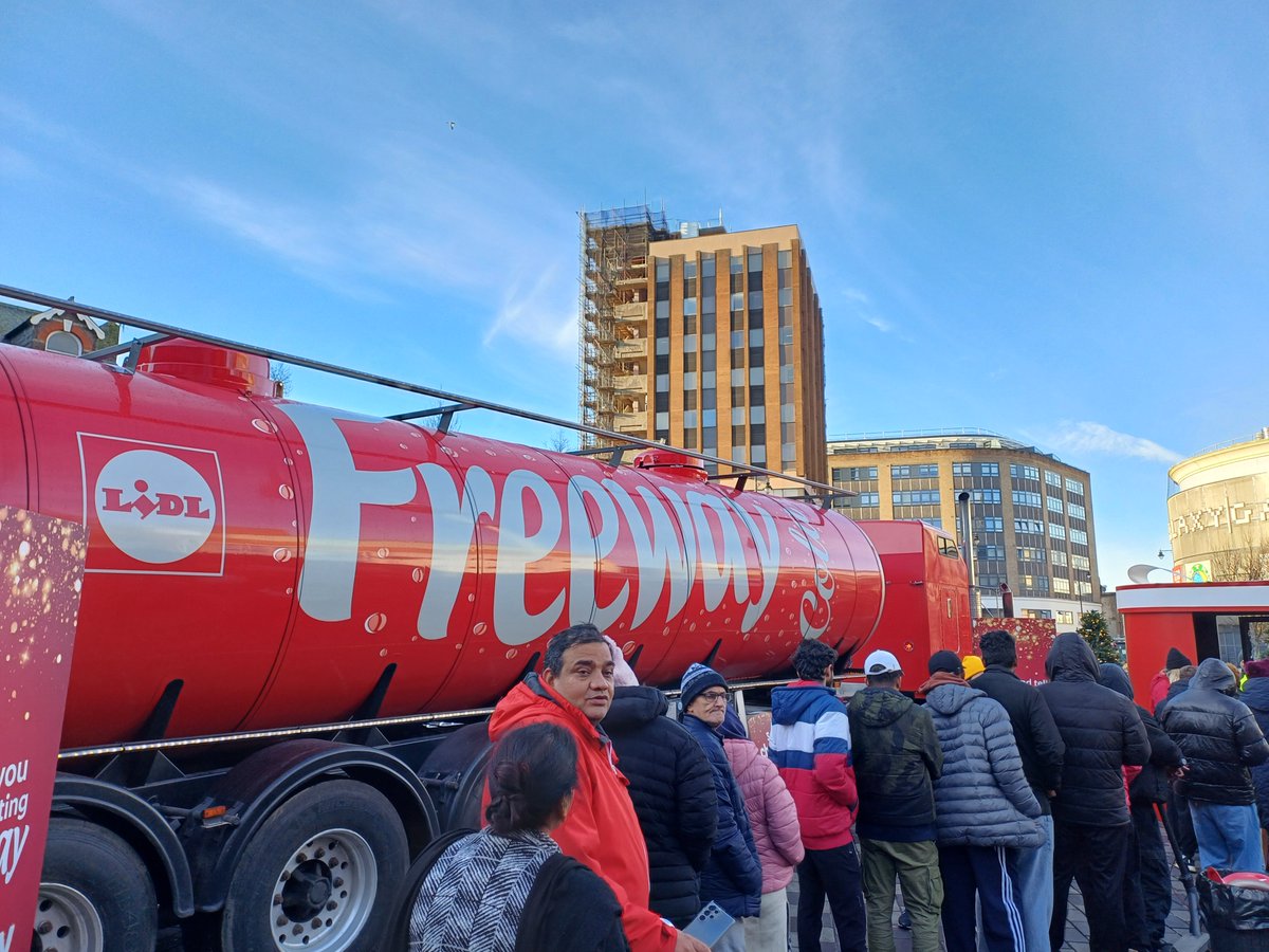 Did you spot Lidl’s giant cola truck in Luton today? 👀

Parked in St George’s square, hundreds gathered to enjoy cake, mulled wine, and share Christmas wishes ✨

Fantastic to see Luton chosen as one of just nine UK cities for Lidl's festive cola truck tour.