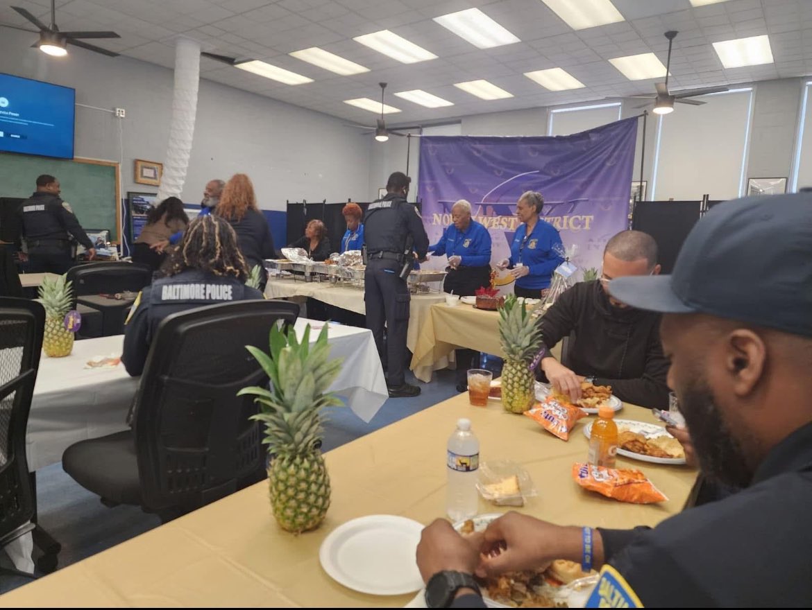 BaltimorePolice's tweet photo. This thanksgiving, the NWD is thankful for our Community Chaplains &amp; Partners for providing meals and serving our officers Thanksgiving Dinner! Thank you to all our members serving today! 
#Team600
#TheGreatNWD 
#HappyThanksgiving https://t.co/i8BWbFZLf7