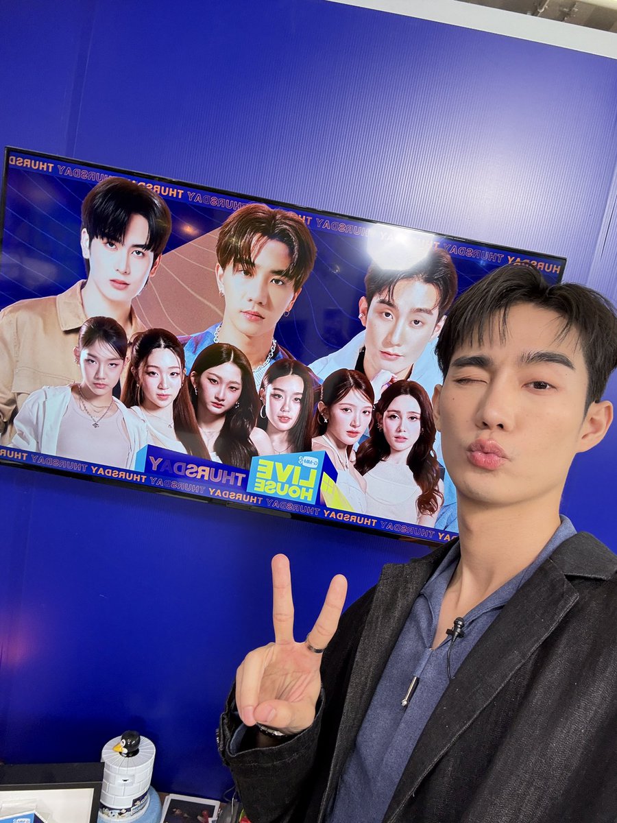 fforcejs's tweet photo. ครั้งแรกกับการเป็นพิธีกรรายการสดสนุกดีครับจะปรับปรุงต่อไป มีอาการเจ็บคอกับไอนิดหน่อยเป็นอุปสรรคนิดหน่อยแต่หยุดฟอสสึพัฒนาไม่ได้แน่นอน 🤣💖 #GMMTVLiveHouse https://t.co/9ByiQ6iR6y