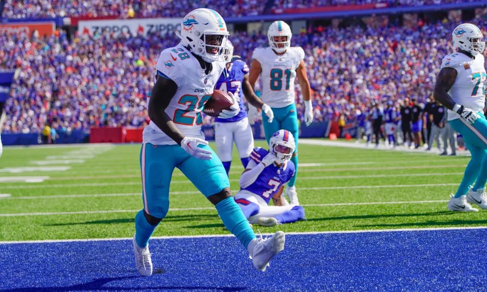 MeNowSports's tweet photo. Give me the de’vice please. The toy will strike the end zone (please) https://t.co/zhwIsK9Kkr