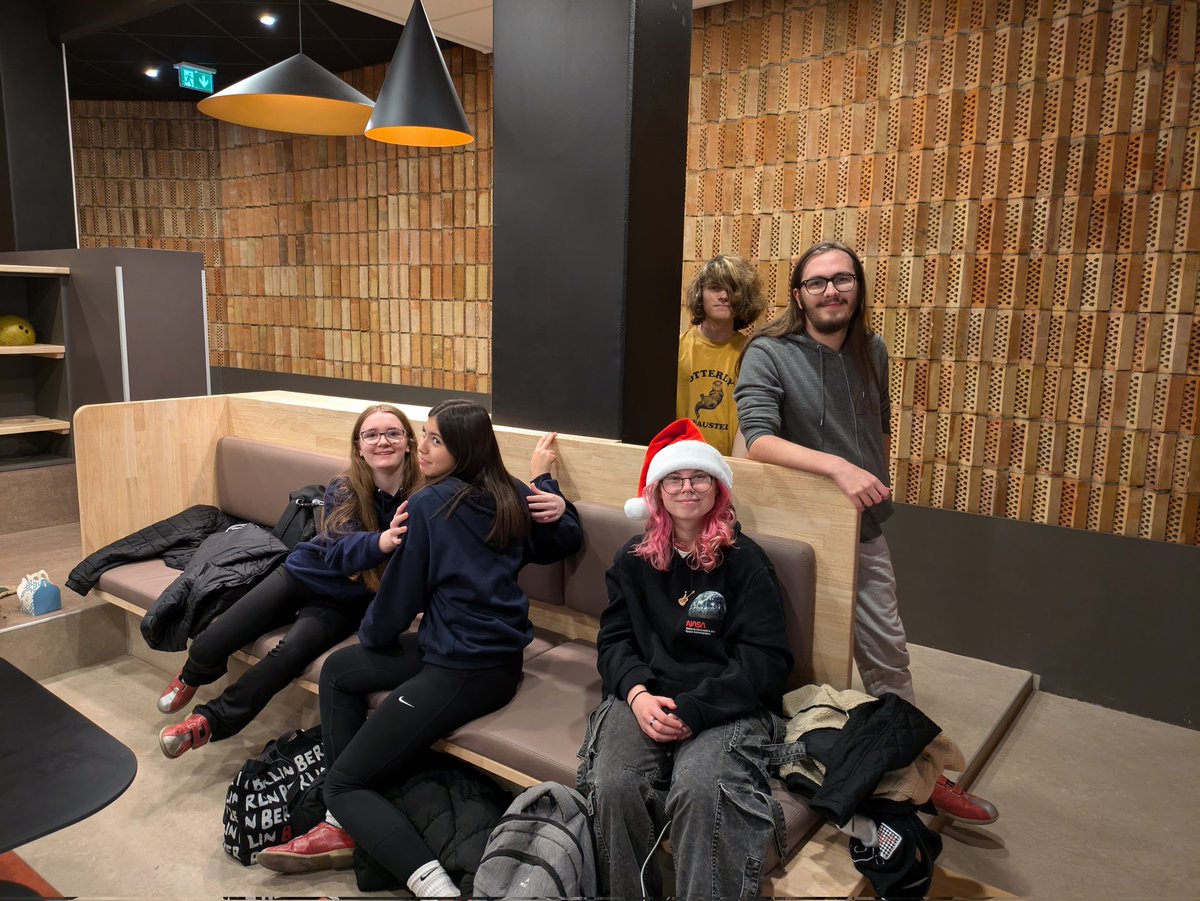 Mrs Thomas tweet media