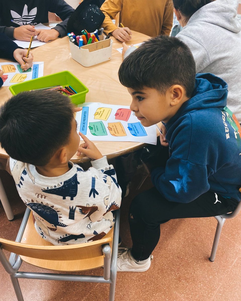InsMColomer's tweet photo. Arriba el segon torn del projecte “L’Arbre dels contes”! 🏴‍☠️🧌🦄

L’alumnat de 1r B ha tingut l’oportunitat de conèixer els protagonistes d’I4 de l’Escola la Roureda, amb l’objectiu de descobrir els personatges que donaran vida als seus futurs contes. 😍 https://t.co/jRjeTTZmkh