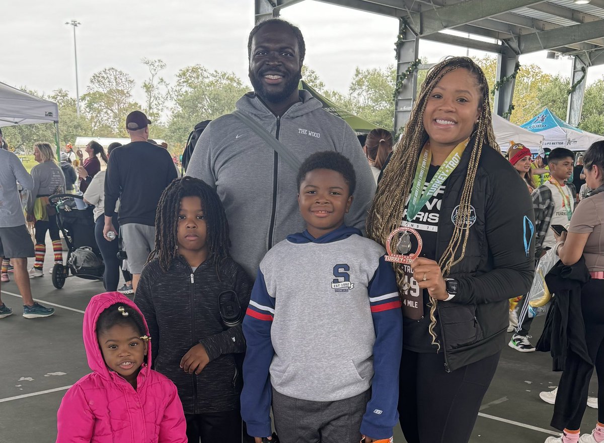 SierraJoseph15's tweet image. Turkey Trot 4 Miles ✅

“Thanksgiving is thanks LIVING!” 
#PearlandTurkeyTrot #MyCrew #TeamJoseph #ThanksgivingDay2024

@CoachJosephFB @fit_leaders #FitLeaders #FitEducator #TheRunningTeacher #boycottaverage #LiveBetterLeadBetter