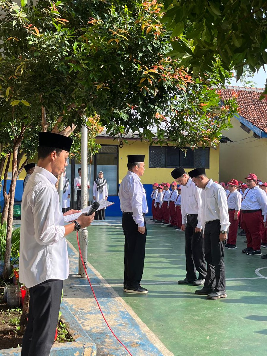 KabarindoG's tweet photo. Guru sejatinya unggul secara sosial, unggul secara emosional, unggul secara pengetahuan kognitif, unggul dalam berefleksi mengambil hikmah dalam kehidupan dan unggul dalam mengeksekusi kepemimpinan. 5 Excellencies in Educating. Pidato Hari Guru dari Ketua Yayasan INAYAH Pamulang https://t.co/mcWrS8JGyC