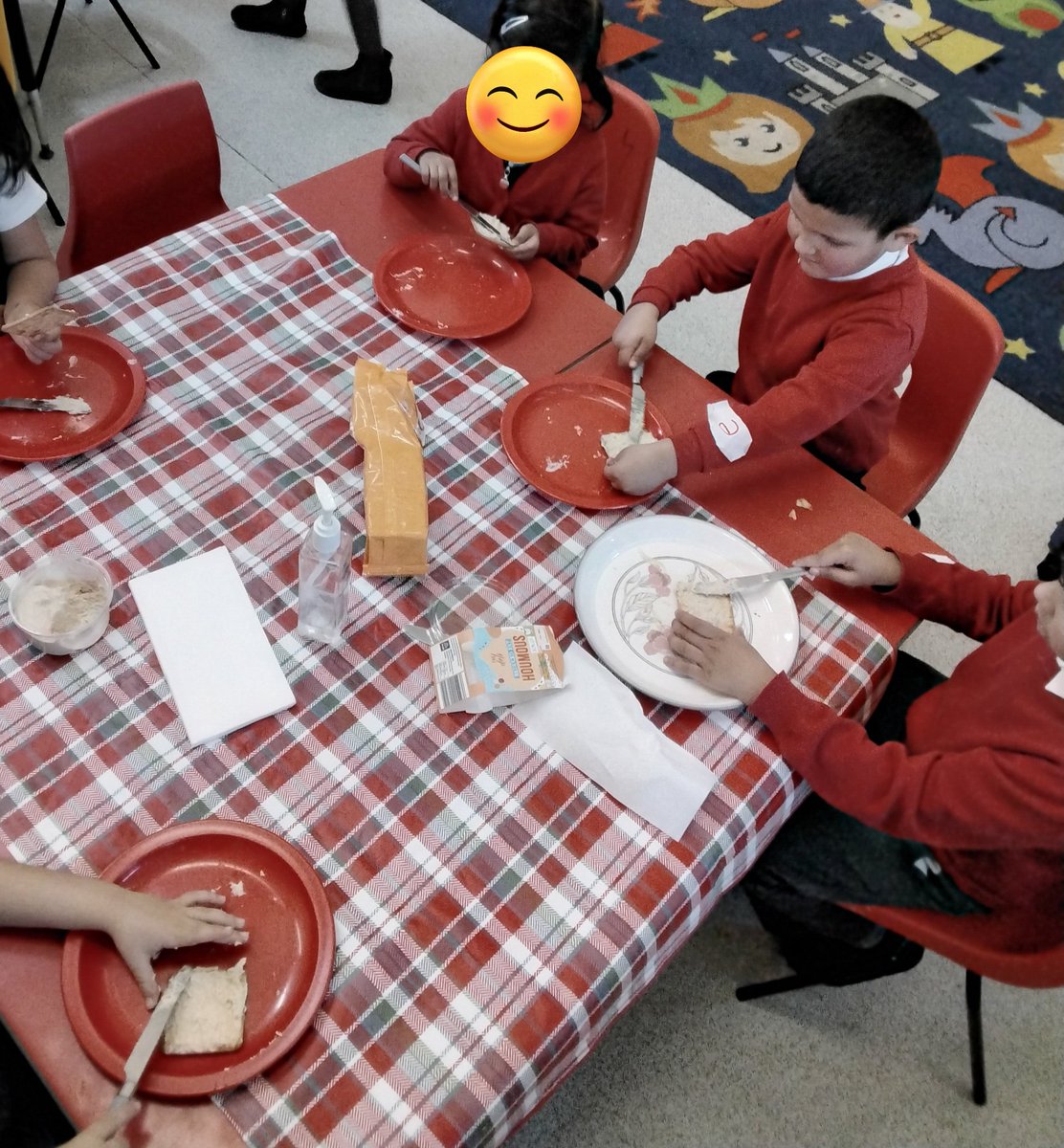 LeighPrimary's tweet photo. Reception are learning about making healthy snack choices. They worked together to make a healthy snack plate for '2 Snacks Max'. They also prepared and tried some houmous and crackers...It went down a treat! @startwellbham #startwell #oracy #2snacksmax #lifelonglearners https://t.co/gXcLkRxFMz