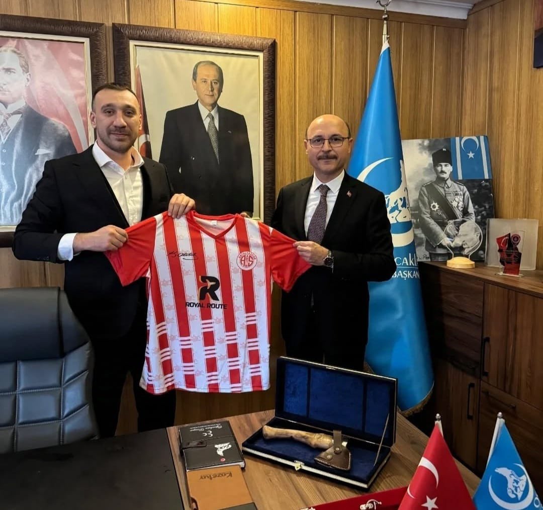 TalipGeylan06's tweet photo. Ülkü Ocakları Eğitim ve Kültür Vakfı Antalya İl Başkanlığı’nı ziyaret ederek genç gönüldaşlarımızla hasbihal ettik.
Ocak Başkanımız Oğuzhan Dinçer kardeşime misafirperliği için teşekkür ediyorum.
Yolu ve bahtı açık olsun. https://t.co/ZoMjwwuRsu
