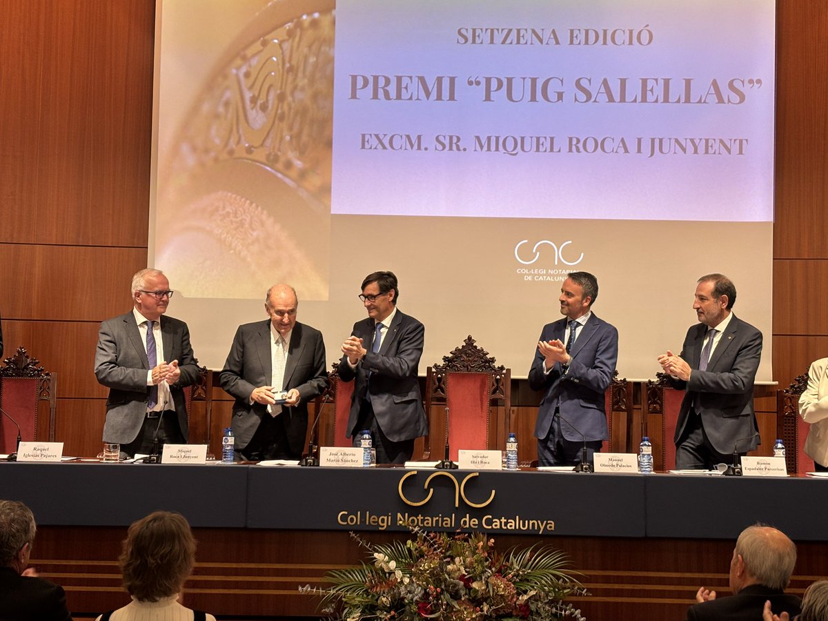 El MH President de <a href="/gencat/">Generalitat de Catalunya</a>, <a href="/salvadorilla/">Salvador Illa Roca</a>, hace entrega del Premio Puig Salellas 2024 a Miquel Roca Junyent