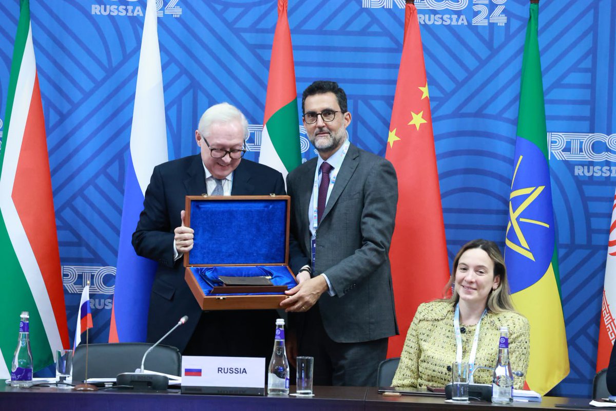 mfa_russia's tweet image. #BRICS2024 🤝 #BRICS2025

🔨 Russia&apos;s Deputy FM, Sherpa in #BRICS Sergey Ryabkov passed a symbolic baton in the form of the chair&apos;s hammer to the Head of the Brazilian delegation Ambassador Eduardo Paes Saboia in gesture of passing the Chairship in BRICS to Brazil.