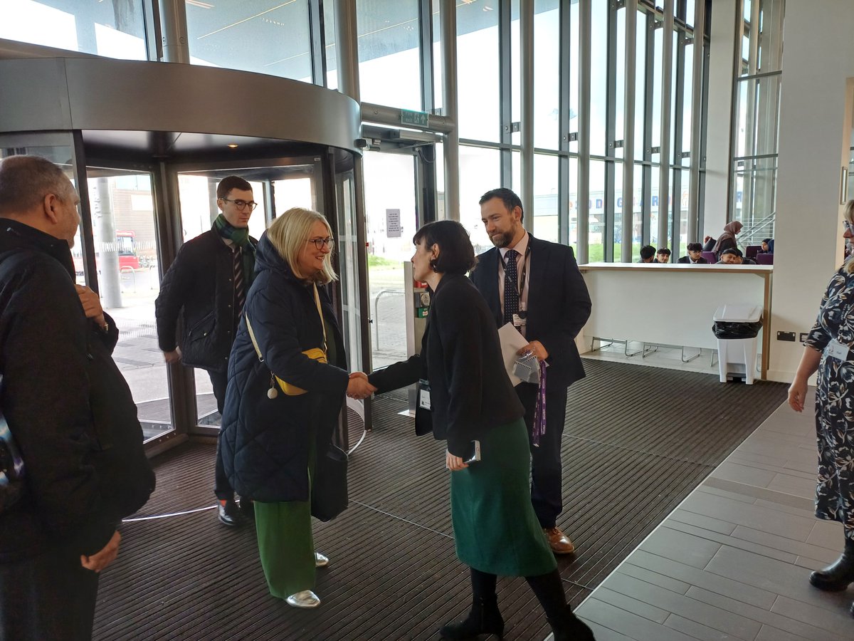 BakerDearing's tweet photo. ๐ Skills Minister @Jacqui_Smith1 today visited @AUEA_UTC, meeting students, staff, governors, @AstonUniversity representatives and Baker Dearing's DCEO Kate Ambrosi.
Smith also had the chance to try out optometry equipment with T Level students #thinkUTC https://t.co/kgSembafzJ