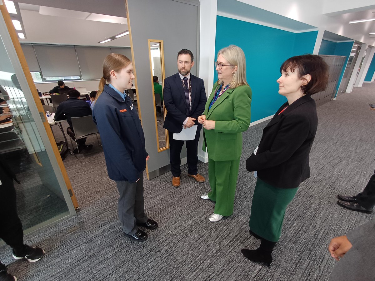 BakerDearing's tweet photo. ๐ Skills Minister @Jacqui_Smith1 today visited @AUEA_UTC, meeting students, staff, governors, @AstonUniversity representatives and Baker Dearing's DCEO Kate Ambrosi.
Smith also had the chance to try out optometry equipment with T Level students #thinkUTC https://t.co/kgSembafzJ