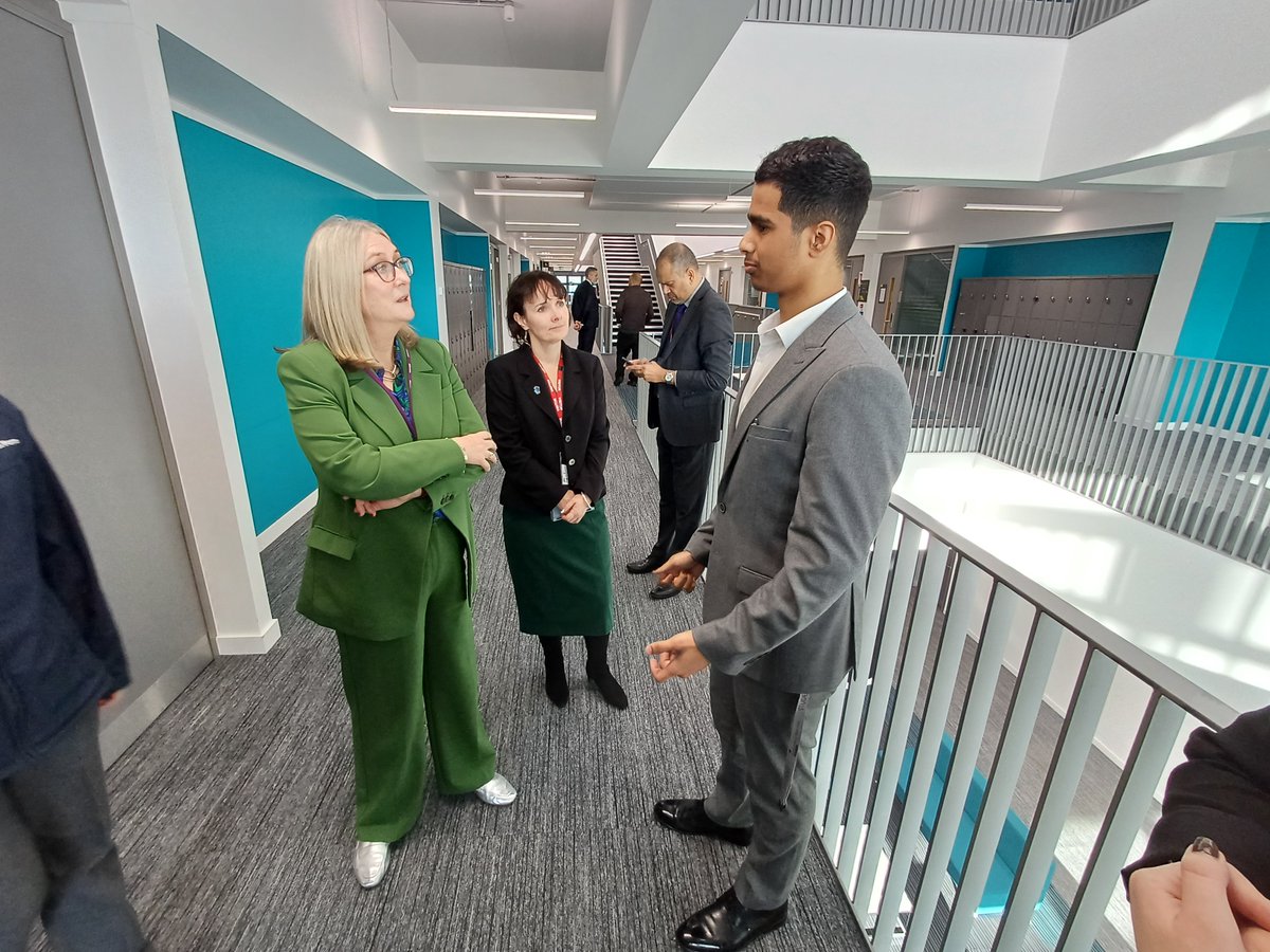 BakerDearing's tweet photo. ๐ Skills Minister @Jacqui_Smith1 today visited @AUEA_UTC, meeting students, staff, governors, @AstonUniversity representatives and Baker Dearing's DCEO Kate Ambrosi.
Smith also had the chance to try out optometry equipment with T Level students #thinkUTC https://t.co/kgSembafzJ