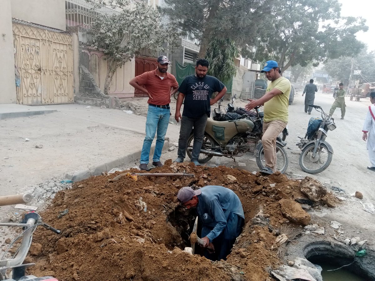 khawarkhan88's tweet photo. آج مورخہ 28 نومبر کو واٹر بورڈ کے عملے نے سیکٹر 7 ڈی میں مختلف مقامات پر لیکج ٹھیک کرنے کا کام شروع کردیا ہے ہم بے حد شکر گزار ہیں واٹر بورڈ کے افسران کے جنہوں نے متحدہ قومی مومنٹ کی یوسی 15 B جو کہ بلدیاتی یوسی 1 نارتھ ناظم آباد ہے بلدیاتی https://t.co/1MIOz23fpf
