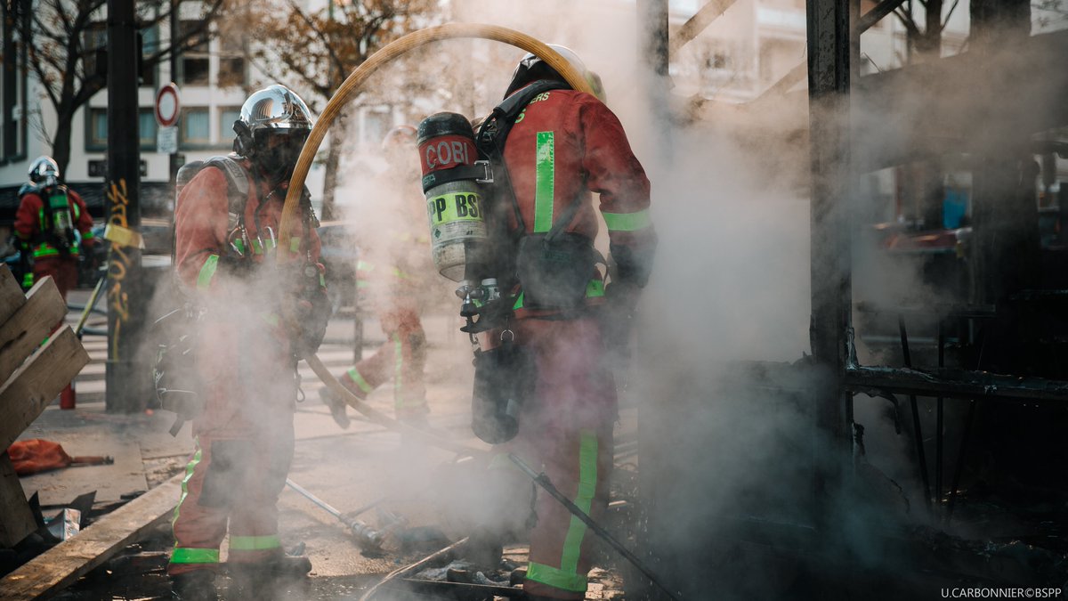 PompiersParis's tweet photo. [#Intervention] Cette après-midi, les pompiers de Paris sont intervenus pour un incendie à Paris (15).
 
Les sapeurs-pompiers en collaboration avec les équipes de GRDF ont rapidement maîtrisé la fuite de gaz et le feu au moyen de 3⃣ lances.

🚒un blessé est à déplorer. https://t.co/mYaqcIwXZd
