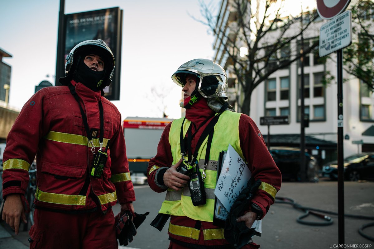 PompiersParis's tweet photo. [#Intervention] Cette après-midi, les pompiers de Paris sont intervenus pour un incendie à Paris (15).
 
Les sapeurs-pompiers en collaboration avec les équipes de GRDF ont rapidement maîtrisé la fuite de gaz et le feu au moyen de 3⃣ lances.

🚒un blessé est à déplorer. https://t.co/mYaqcIwXZd
