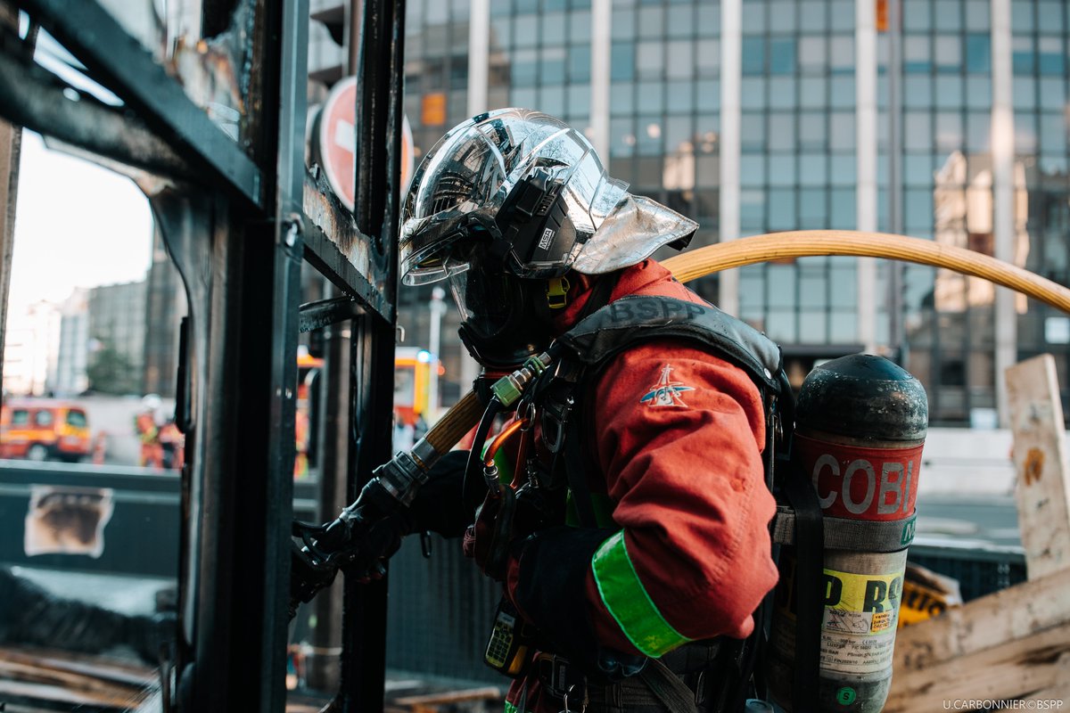 [#Intervention] Cette après-midi, les pompiers de Paris sont intervenus pour un incendie à Paris (15).
 
Les sapeurs-pompiers en collaboration avec les équipes de GRDF ont rapidement maîtrisé la fuite de gaz et le feu au moyen de 3⃣ lances.

🚒un blessé est à déplorer.
